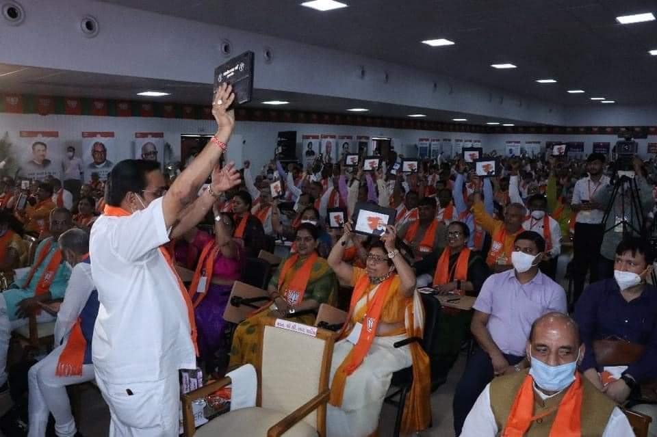ShankarbhaiBJP's tweet photo. માનનીય પ્રધાન સેવક શ્રી @narendramodi  જી  ડિજિટલ ઇન્ડિયાની વિચારધારા ને આગળ વધારતા... 
કેવડિયા ખાતે પ્રદેશ કારોબારી બેઠકમાં માનનીય રક્ષા મંત્રી શ્રી રાજનાથ સિંહજીની વિશેષ ઉપસ્થિતિમાં ડિજીટલ એપ્લીકેશન લોન્ચ કરાઇ... 
કાર્યકર્તાશ્રીઓને ટેબલેટનું વિતરણ કરાયું... https://t.co/bnUMEEGc7c