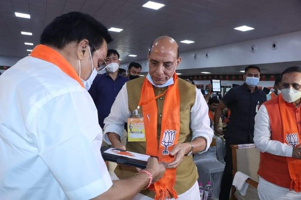 ShankarbhaiBJP's tweet photo. માનનીય પ્રધાન સેવક શ્રી @narendramodi  જી  ડિજિટલ ઇન્ડિયાની વિચારધારા ને આગળ વધારતા... 
કેવડિયા ખાતે પ્રદેશ કારોબારી બેઠકમાં માનનીય રક્ષા મંત્રી શ્રી રાજનાથ સિંહજીની વિશેષ ઉપસ્થિતિમાં ડિજીટલ એપ્લીકેશન લોન્ચ કરાઇ... 
કાર્યકર્તાશ્રીઓને ટેબલેટનું વિતરણ કરાયું... https://t.co/bnUMEEGc7c