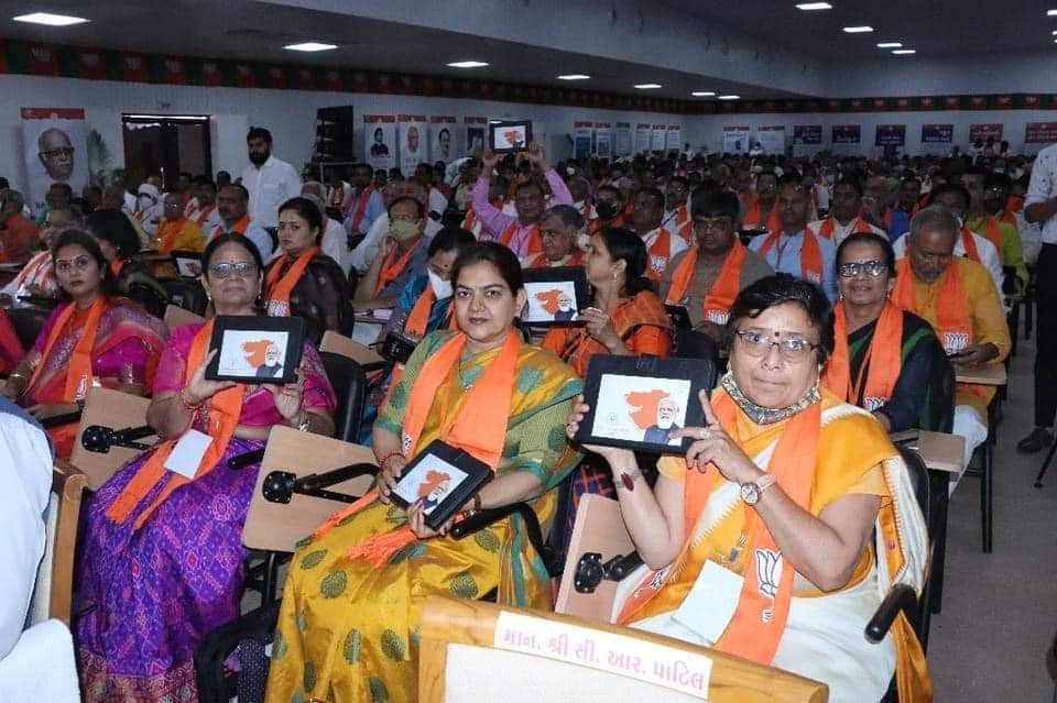 ShankarbhaiBJP's tweet photo. માનનીય પ્રધાન સેવક શ્રી @narendramodi  જી  ડિજિટલ ઇન્ડિયાની વિચારધારા ને આગળ વધારતા... 
કેવડિયા ખાતે પ્રદેશ કારોબારી બેઠકમાં માનનીય રક્ષા મંત્રી શ્રી રાજનાથ સિંહજીની વિશેષ ઉપસ્થિતિમાં ડિજીટલ એપ્લીકેશન લોન્ચ કરાઇ... 
કાર્યકર્તાશ્રીઓને ટેબલેટનું વિતરણ કરાયું... https://t.co/bnUMEEGc7c