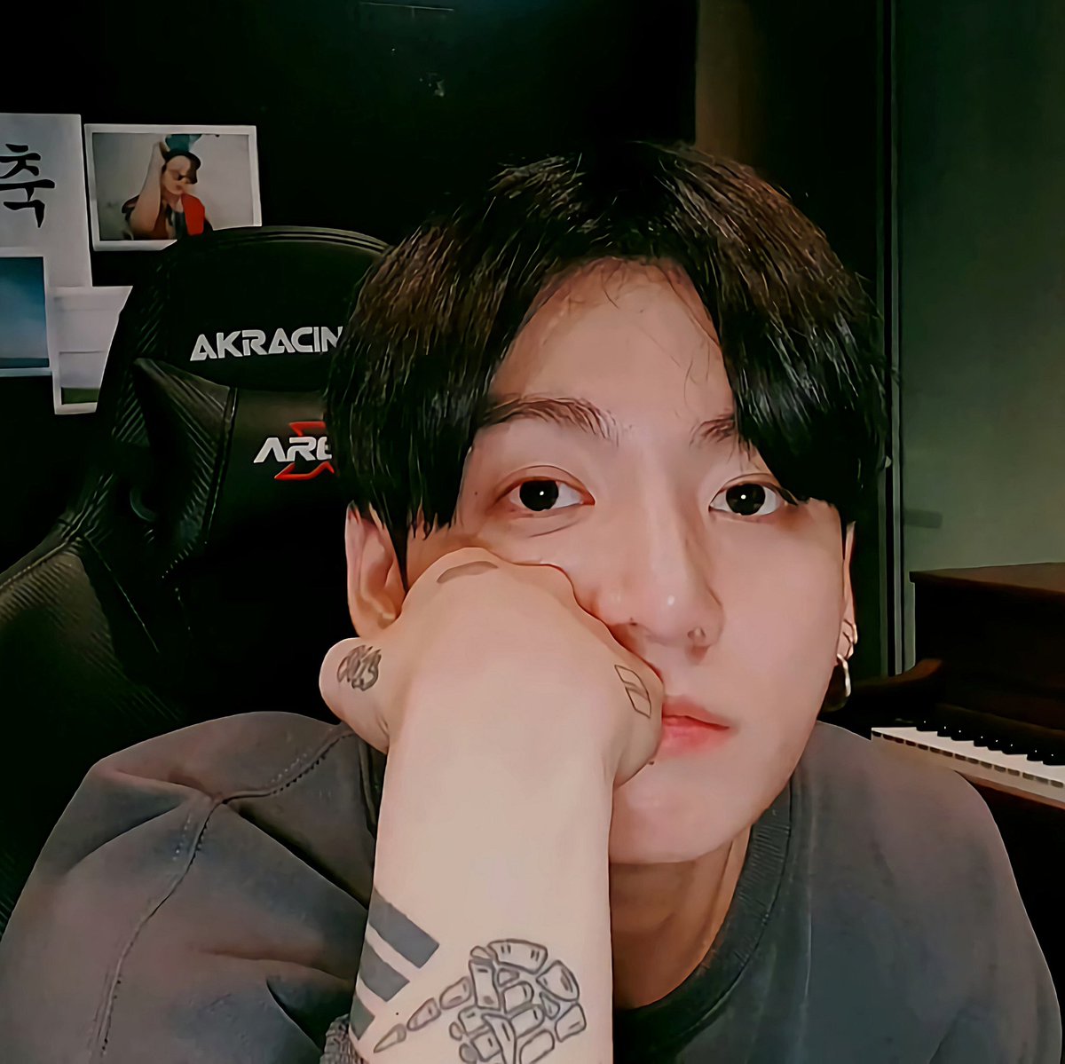 llunarious's tweet photo. [ KOOKV Oneshot ] 

❝ Forever You ❞

Bagi 𝙅𝙚𝙤𝙣𝙜𝙜𝙪𝙠, 𝙏𝙖𝙚𝙝𝙮𝙪𝙣𝙜 itu tak tergantikan, namun apakah berlaku sebaliknya?

#VottomWritingFest #KookV @taeshipfess https://t.co/IwQtxqYVbI