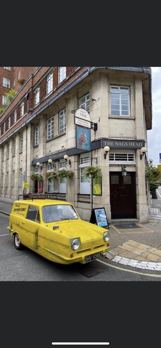 ccb49brw's tweet photo. #OnlyFoolsAndHorses #uktvgold #sirdavidjason #delboy on the way to see Tony angelino at the nags head to see if he’s interested in doing a gig,Cushty https://t.co/zGlML0FYHY