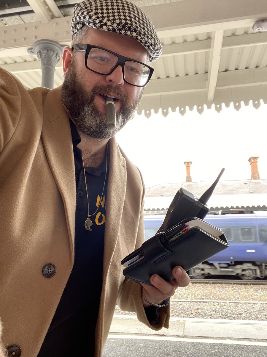 ccb49brw's tweet photo. #OnlyFoolsAndHorses #uktvgold #sirdavidjason #delboy on the way to see Tony angelino at the nags head to see if he’s interested in doing a gig,Cushty https://t.co/zGlML0FYHY