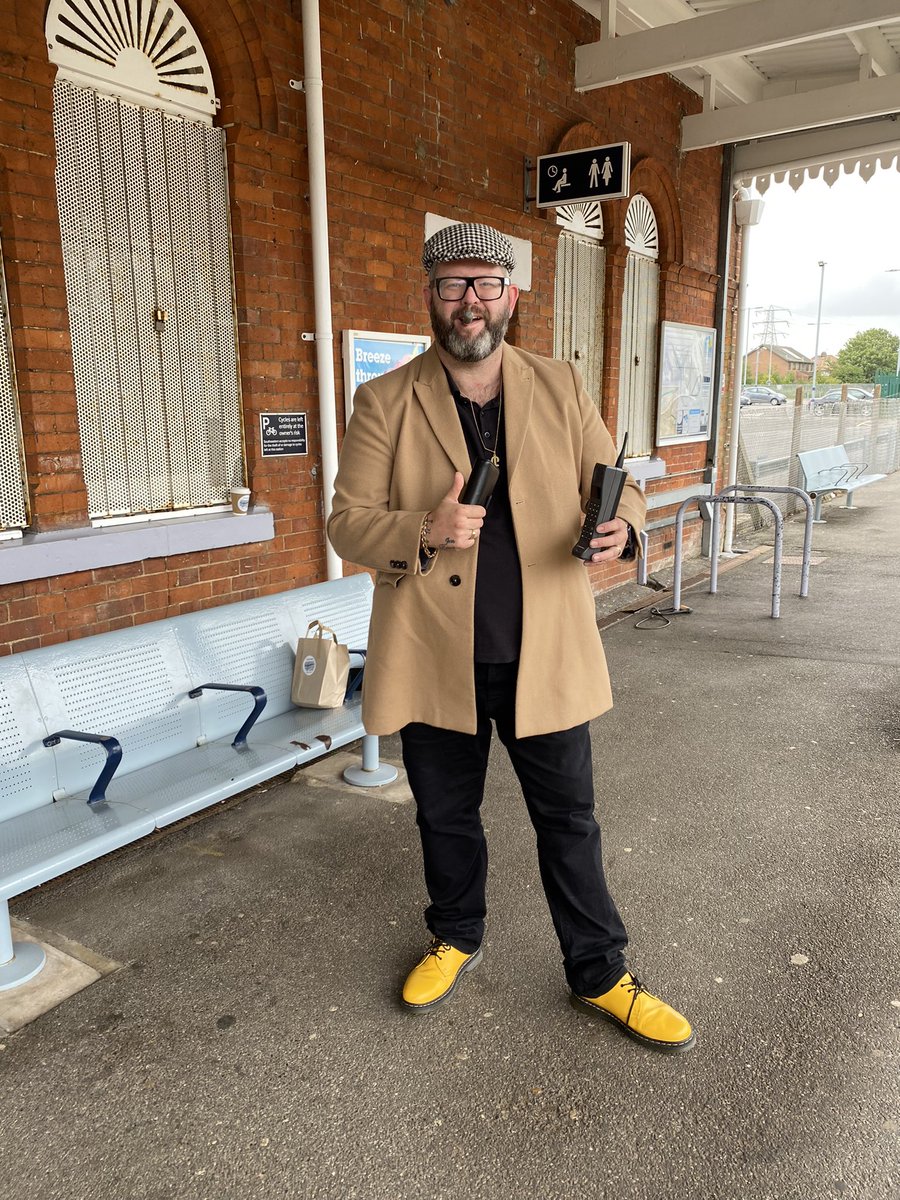 ccb49brw's tweet photo. #OnlyFoolsAndHorses #uktvgold #sirdavidjason #delboy on the way to see Tony angelino at the nags head to see if he’s interested in doing a gig,Cushty https://t.co/zGlML0FYHY