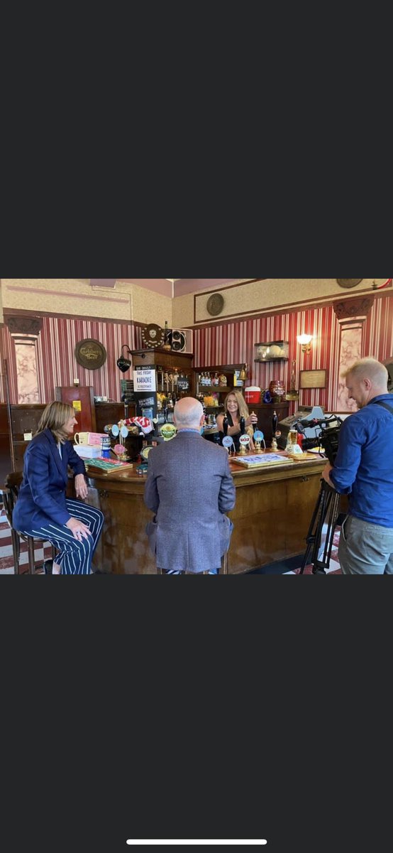 ccb49brw's tweet photo. #OnlyFoolsAndHorses #uktvgold #sirdavidjason #delboy on the way to see Tony angelino at the nags head to see if he’s interested in doing a gig,Cushty https://t.co/zGlML0FYHY