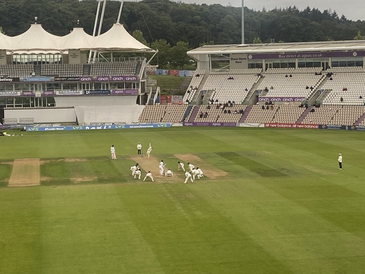 Ten men around the bat, Yorks need one wicket to win, Hampshire need to survive two overs to draw. Drama!
