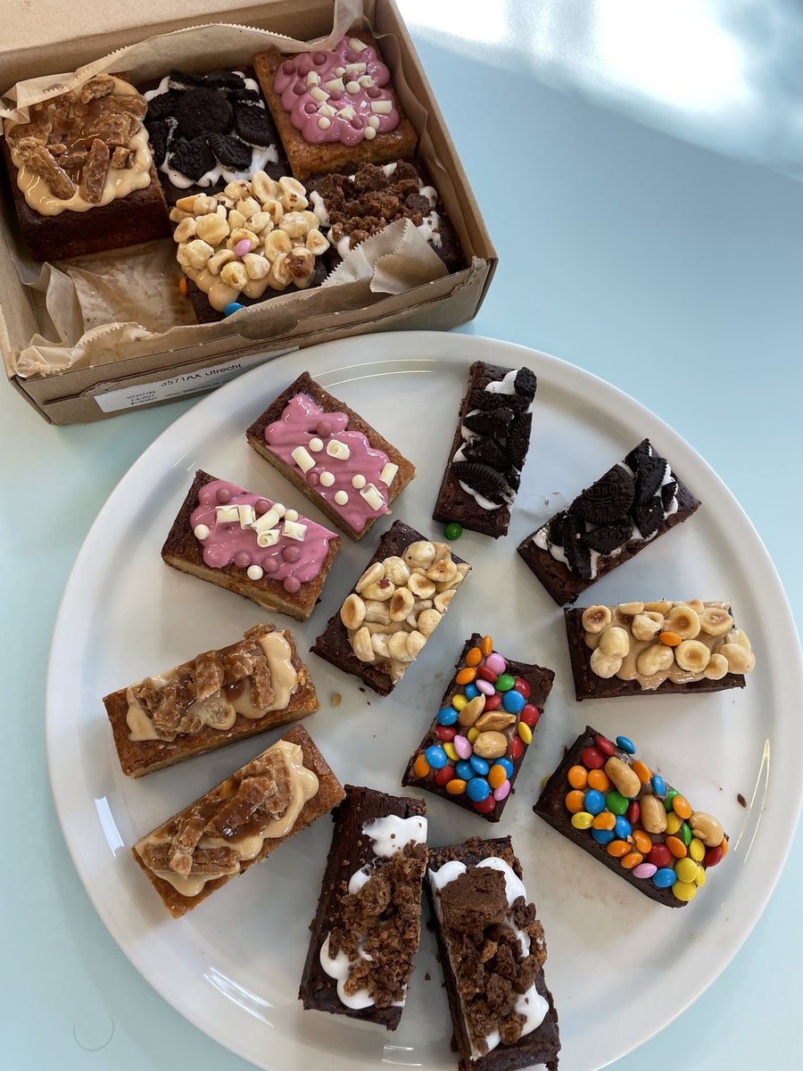 saskiahamminga's tweet image. Vandaag aten we taart, kregen we bloemen én weer taart 😍🎂🎉 Wat een feest bij SeniorWeb #25jaarjubileum #computerhulp 🙏🏻