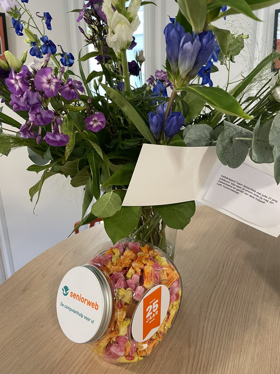 saskiahamminga's tweet image. Vandaag aten we taart, kregen we bloemen én weer taart 😍🎂🎉 Wat een feest bij SeniorWeb #25jaarjubileum #computerhulp 🙏🏻
