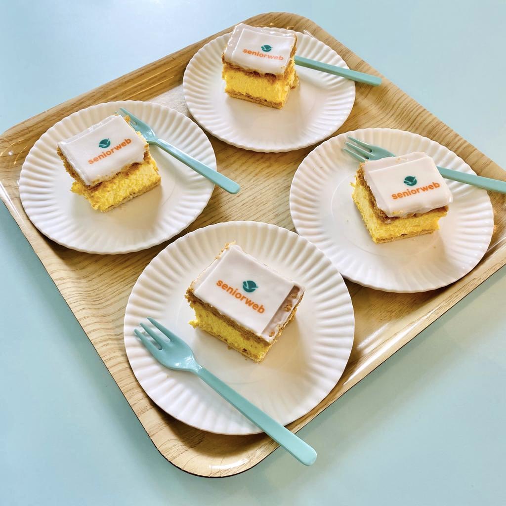 saskiahamminga's tweet image. Vandaag aten we taart, kregen we bloemen én weer taart 😍🎂🎉 Wat een feest bij SeniorWeb #25jaarjubileum #computerhulp 🙏🏻