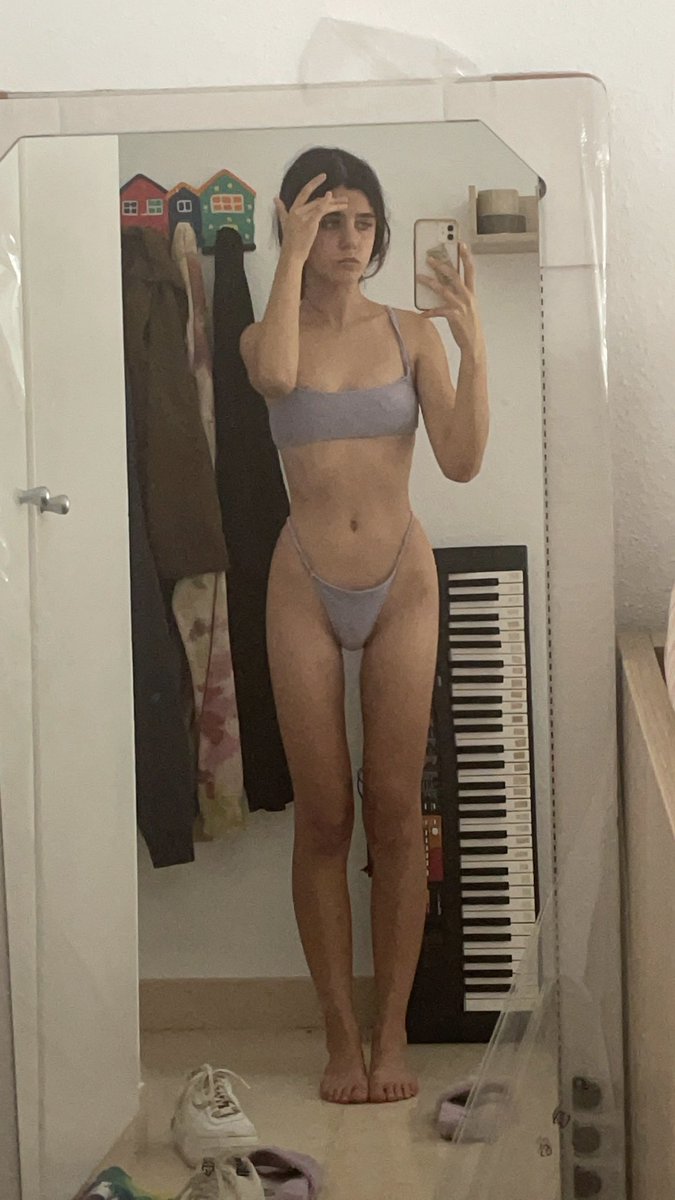 kindapatri's tweet photo. primera y ultima foto mía en bikini que veréis en todo el verano un abrazo https://t.co/DhHRhJTqbX