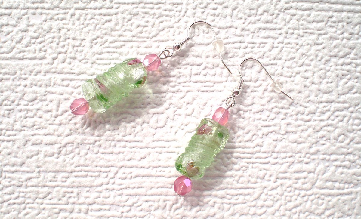 Lovely pale green and pink glass bead drop earrings. etsy.com/uk/listing/106… #glassbeadearrings #greenearrings #pinkearrings #dropearrings #dangleearrings #etsyjewelry #etsyjewellery #etsyhandmade #etsygifts #etsyseller