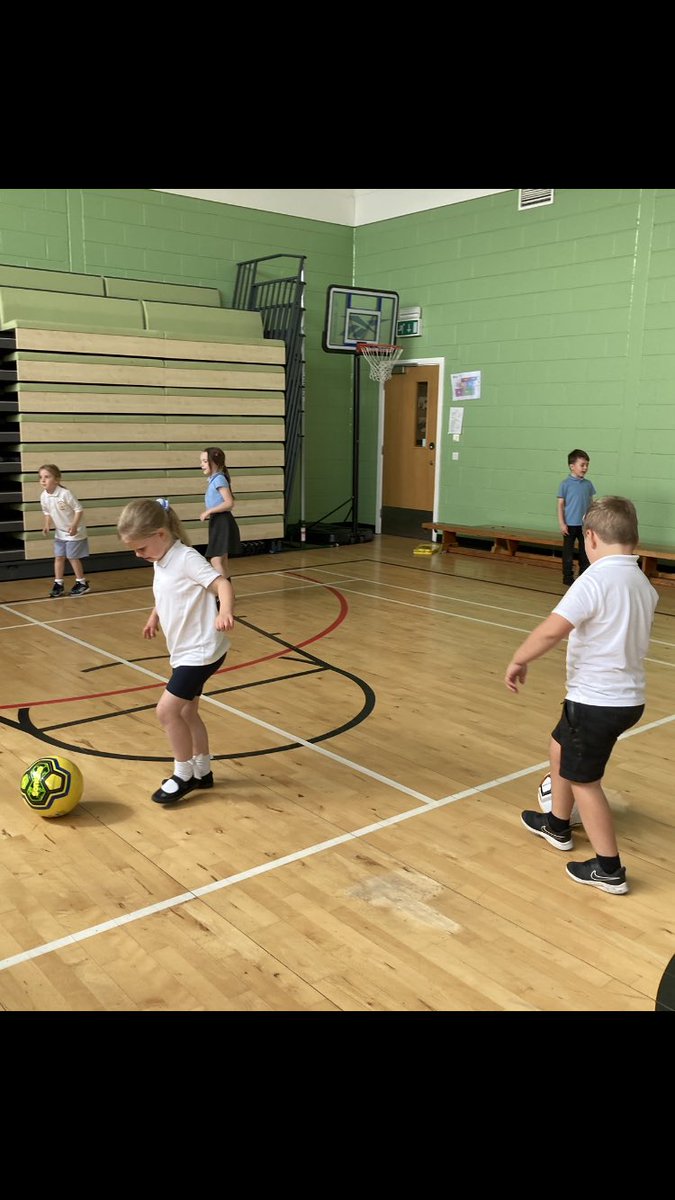 Cuiken_Primary's tweet photo. P2 weβre practicing trapping a ball with their foot with a partner. #challengeisgood https://t.co/pViXxWVmCj