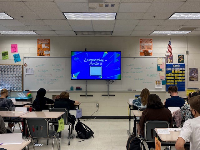 Review activity idea from <a href="/ProfeKrawczyk/">Cassie Krawczyk Shulman</a>. Set my Spanish 2 kiddos up for success by adding possible category titles on the board to use as word bank. So many have said they "don't remember anything" but then are surprised with what they can recall! #smallvictory