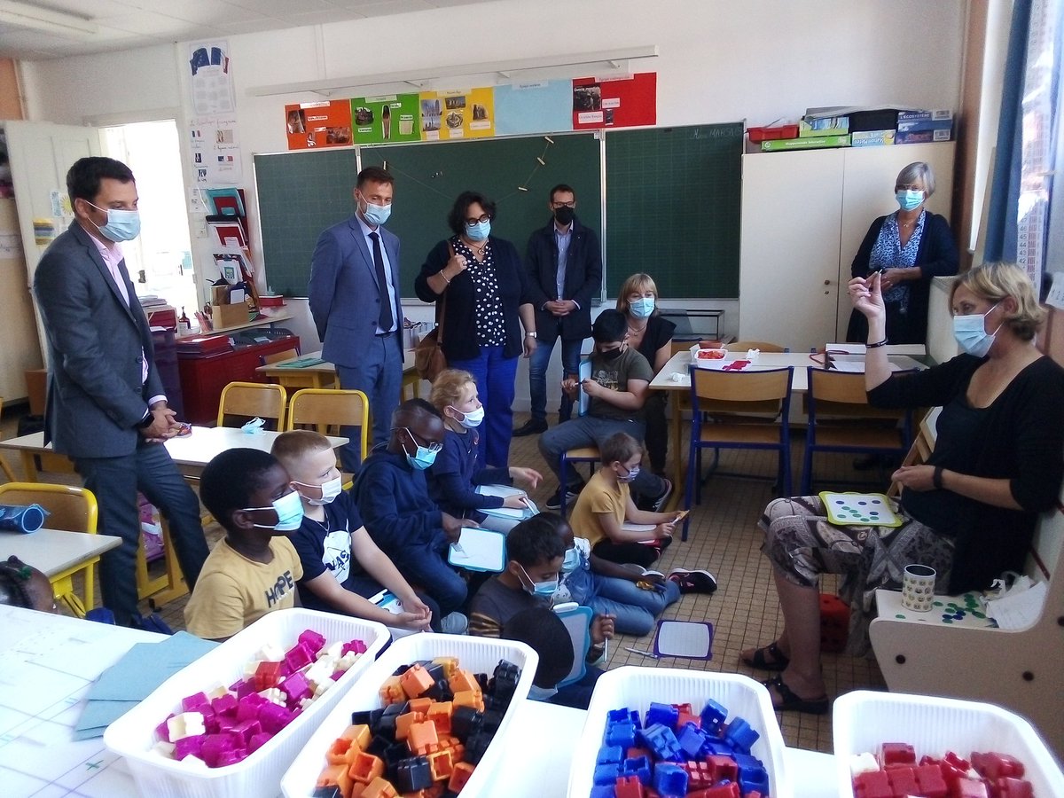 Poursuite des visites de #Rentrée2021 du directeur académique à l'école REP+ Les Sapins sur les hauts de #Rouen en présence de parlementaires et de l'adjointe au maire : classes dédoublées, ouverture artistique et culturelle, labo mathématiques, travail de réseau...