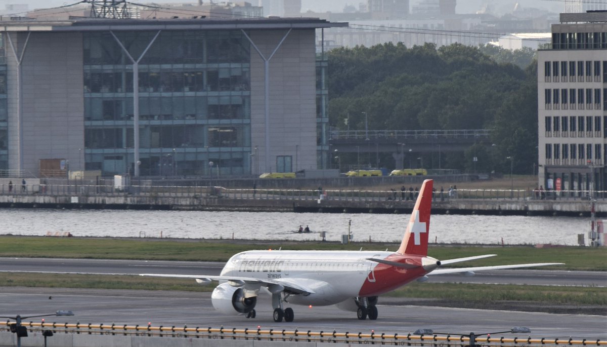 ✈️#LX464 #ZRH 🇨🇭- #LCY 🇬🇧
HB-AZG on 1st ever commercial service by @embraer E190-E2 to @LondonCityAir operated by @helvetic_en from @zrh_airport 
#AvGeek #dlr_blog
#helveticairways #swissairline #embraer #E290  
@IASTIUK @_AirlinerWorld @AviationWeek @AINonline @airwaysmagazine