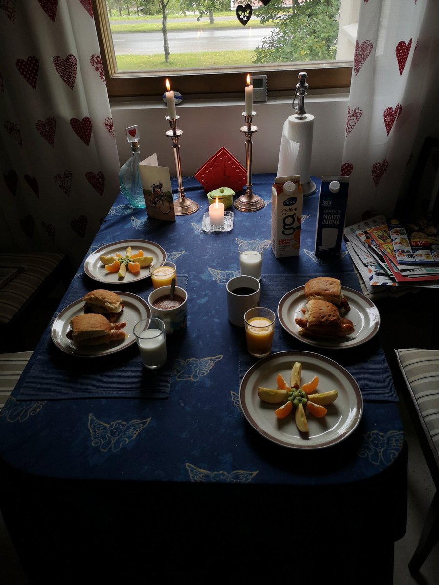 JuhaTenhonen's tweet photo. #äijävälipala #tuunattu #hotdog #hk #kabanossi #salamicheddar ja #hampurilainen #hk #pekoni #chorizo 😋 #oltermanni #savujuusto #pekanleipä #voimehmopalat #punalappusii #hetelmii #kaakao #kahvitpitkänkaavanmukaan https://t.co/mHprUHUtmL