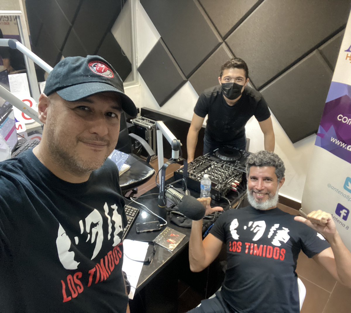 fabrorock's tweet photo. Para los que no sabían, la voz detrás de #SiniestroMu 🐮 es #RemusCrisan de #LosTimidos, DJ Invitado el pasado lunes y martes en @Antena8panama 100.1FM #CaeLaNoche #Tbt #FabroFacts https://t.co/oCgpMnVyYU