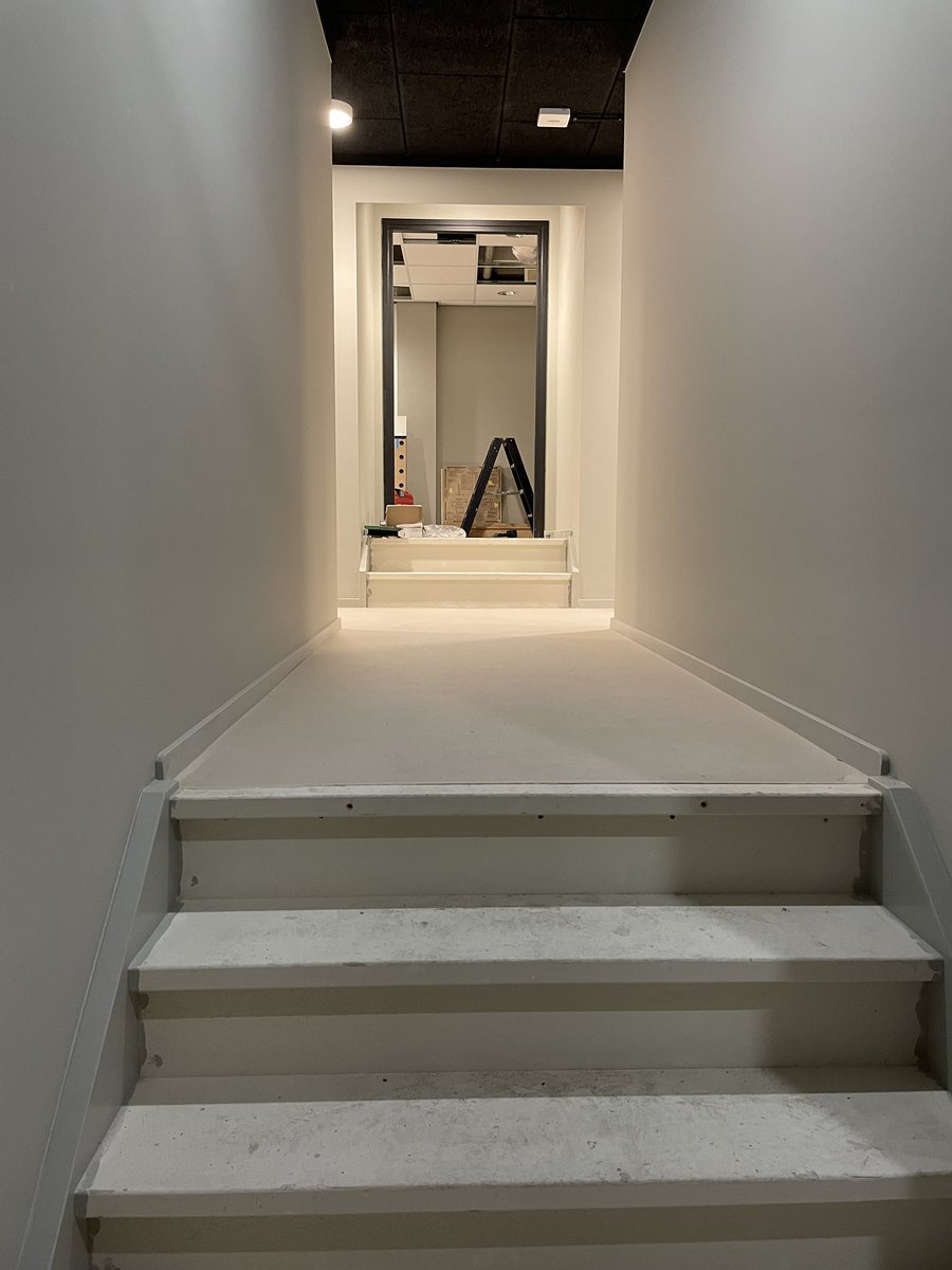 Een kijkje genomen bij de verbouwing backstage van <a href="/depurmaryn/">Theater de Purmaryn</a>. Wat wordt dat ongelofelijk mooi! Hier zie je de nieuwe doorgang naar het toneel. Hiermee ontstaat een fijne plek voor artiesten en vooral groepen om te verblijven voor een voorstelling.