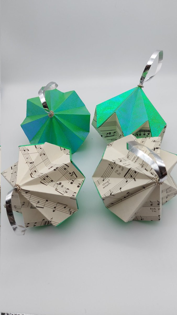 Get a jump start on Christmas with these lovely handmade baubles 🎄 Link here: etsy.com/uk/shop/Folded…
#etsy #etsyshop #HandmadeHour #Autumn #origami