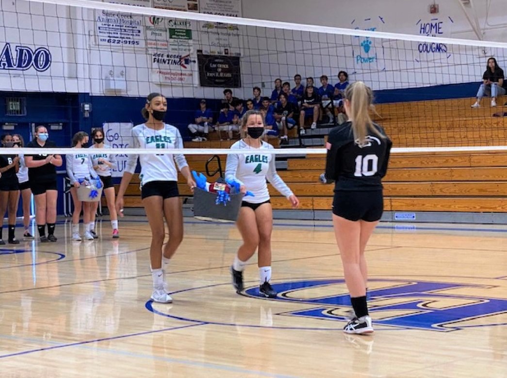 👏KUDOS👏to El Camino Fundamental HSl! When the volleyball team played El Dorado HS - they gave each player evacuated in #CaldorFire a gift basket w/gift cards &amp; necessities. One girl lost her family home - they gave her cash &amp; gift cards donate from the community. (Courtesy 📸)
