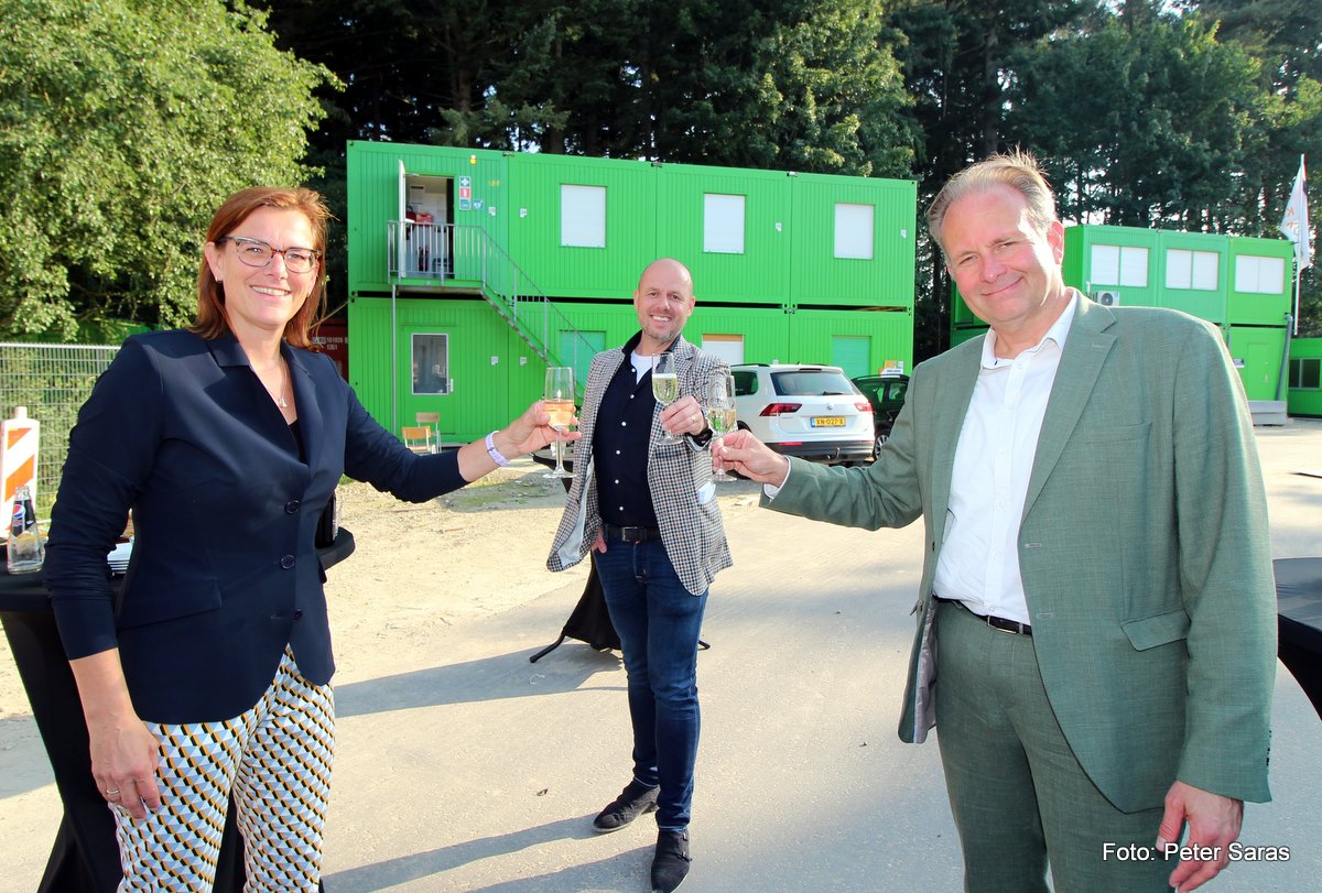 Esther Lamers (directeur bestuurder Woonwaarts), Jasper Karel (Adjunct-directeur Klok-bouw) en wethouder Noël Vergunst heffen het glas op bereiken van het hoogste punt van project Hof van Nijmegen in Tolhuis. Meer in de komende Dukenburgers. <a href="/dukenburger/">de Dukenburger</a> <a href="/woonwaarts/">Woonwaarts</a> <a href="/KlokGroep/">KlokGroep</a>