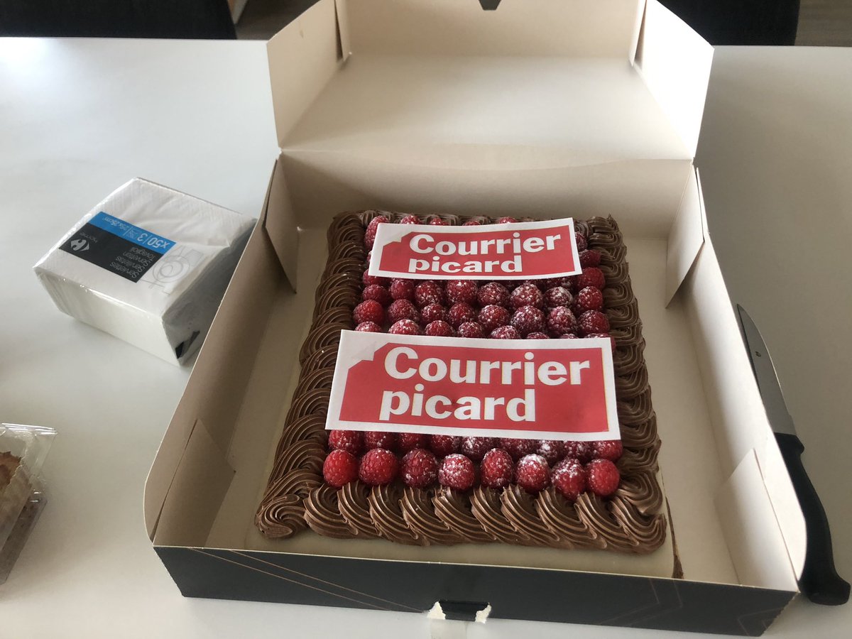 tdias80's tweet photo. Reprise en douceur avec des stagiaires au top qui ont bien tenu la boutique et nous font plaisir pour leur dernier jour ! Merci @CeciliaLeriche et @PadovanAdrien 😉 https://t.co/FbOuP1lNHZ
