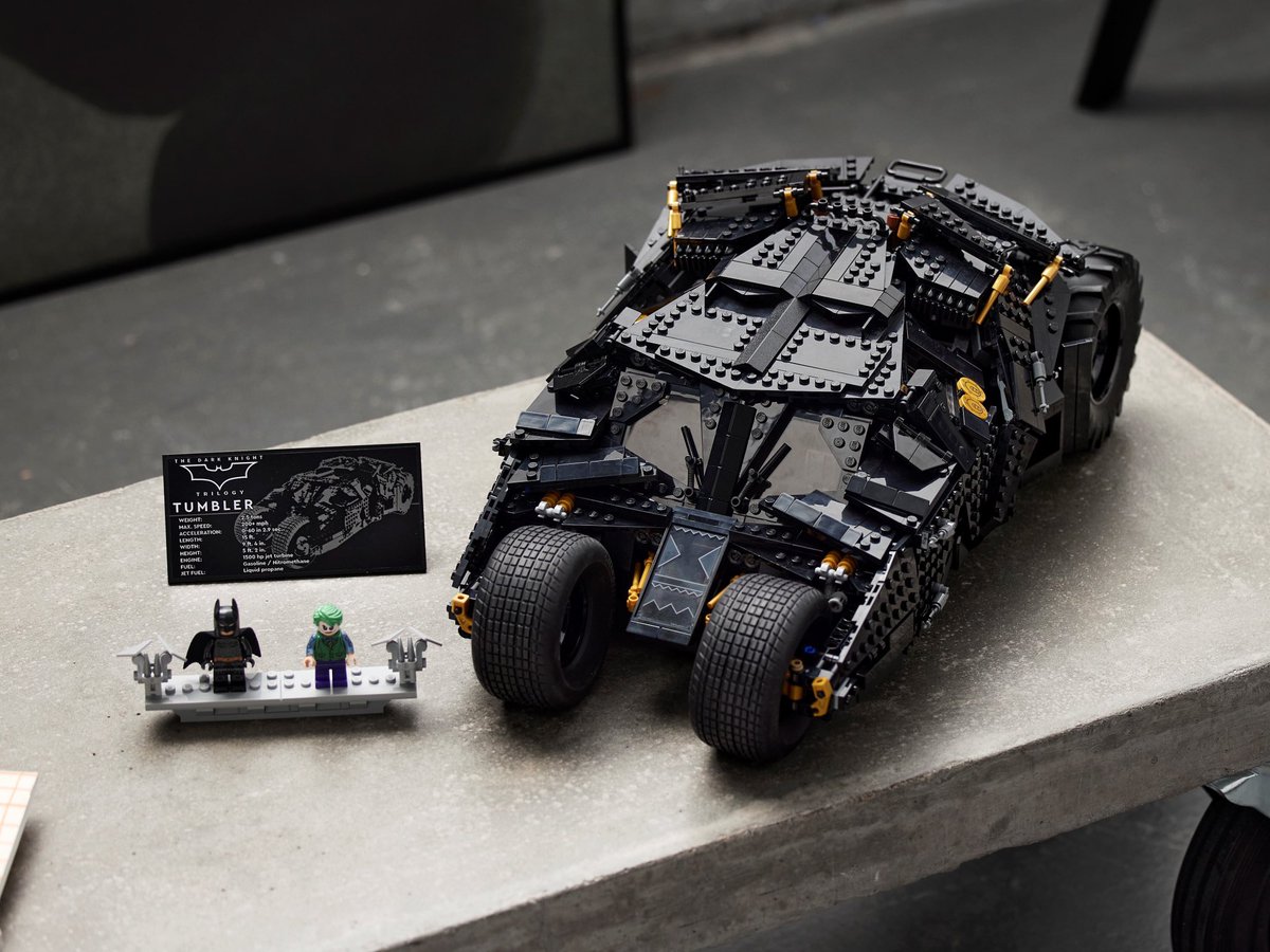 biggeekru's tweet photo. LEGO представила набор с бэтмобилем «Тумблер» из трилогии о Тёмном рыцаре Кристофера Нолана.

Набор состоит из 2049 деталей. Длина бэтмобиля — 45 см, ширина — 25 см. В наборе также есть фигурки Бэтмена и Джокера.

Цена — $230 (~16 800 ₽).
https://t.co/v3YbjVA2th https://t.co/MbIpdm1J3r