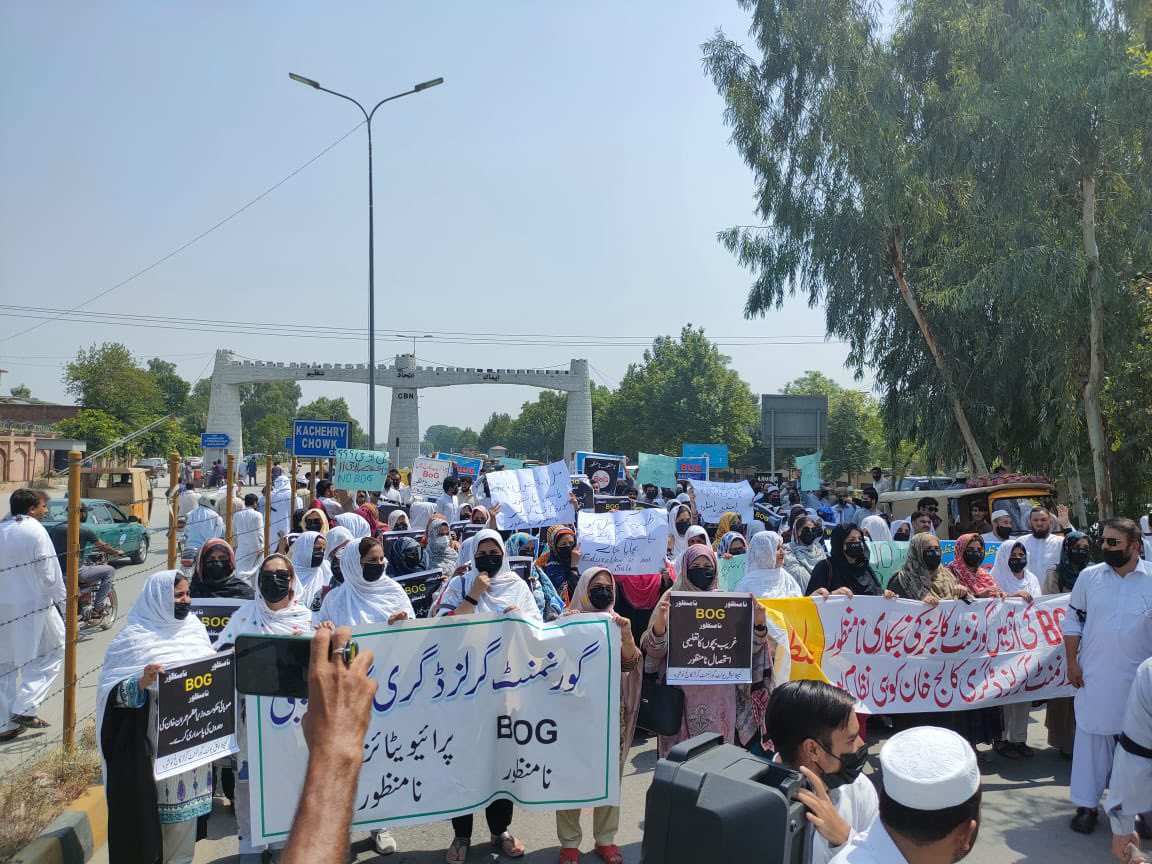 ikhtiarwali's tweet photo. نوشہرہ پوسٹ کریجویٹ کالج اور جہانزیب کالج سوات سمیت 30 سرکاری کالجوں کی نجکاری (پرائیویٹائزیشن ) کیخلاف اختیارولی خان نے صوبائ اسمبلی میں تحریک التوا جمع کرادی۔ کل بروز جمعہ صوبائ اسمبلی میں تفصیلی بحث کرینگے۔ حکومت کے اس عمل سے غریب لوگ تعلیم کے حق سے یکسر محروم ہو جائینگے۔ https://t.co/LMeBmQ3zbK