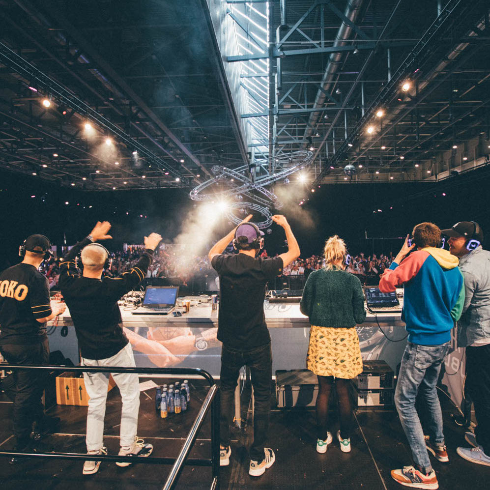 RoyaumeDuWeb's tweet photo. Retour en images sur la silent party du #RoyaumeDuWeb 2019. Quel titre avait le plus mis le feu d'après toi ?? 🎧🔥 https://t.co/wcV3oV4rLZ
