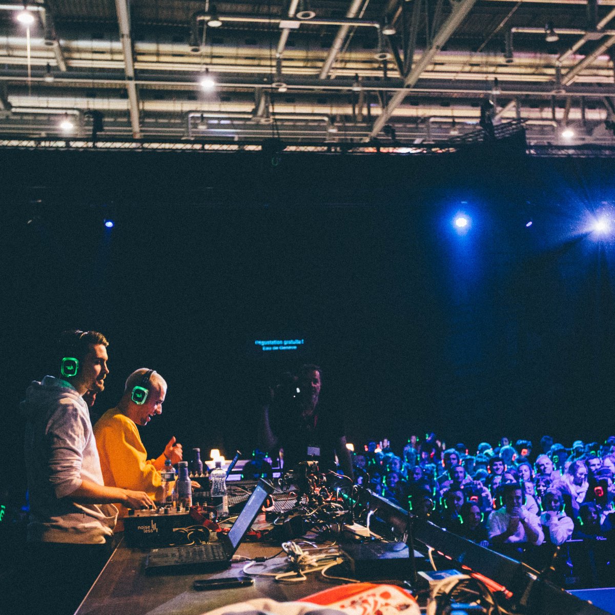 RoyaumeDuWeb's tweet photo. Retour en images sur la silent party du #RoyaumeDuWeb 2019. Quel titre avait le plus mis le feu d'après toi ?? 🎧🔥 https://t.co/wcV3oV4rLZ