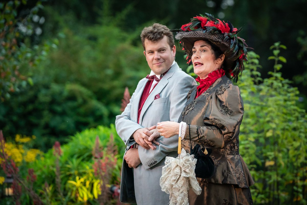 frin_eage's tweet photo. @brennerphotos makes the show look like a movie @LondonPlayers https://t.co/kImvzY2Qn7