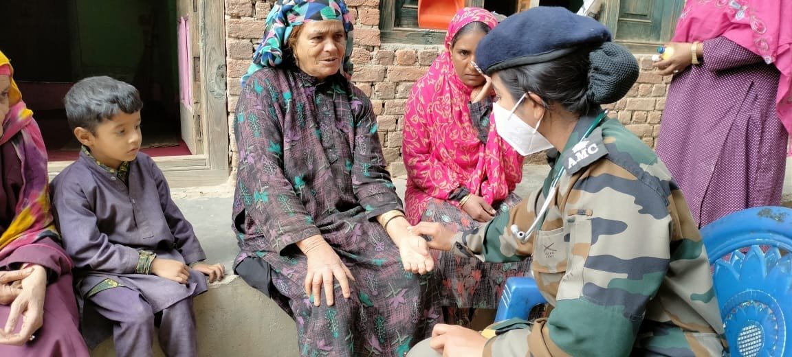 "Medicines cure diseases but only doctors can cure patients"

A special patrol to provide door to door medical aid was carried out by #IndianArmy in mohallas of Kakrosa, Kupwara. The patrol examined vitals &amp; distributed medicines to the needy.

𝐖𝐄 𝐂𝐀𝐑𝐄

#Kashmir
<a href="/adgpi/">ADG PI - INDIAN ARMY</a>