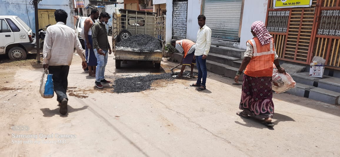 BohiniDarshan's tweet photo. Today patchwork done at multiple location under Iqbal Gunj, #Ziaguda
#BJPIn62 https://t.co/EFOy6HsLbp