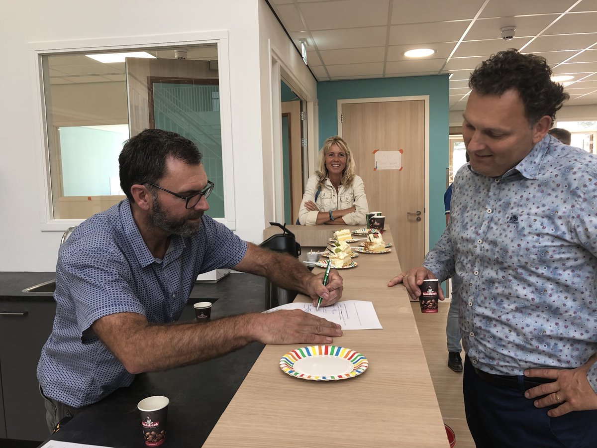 GroenschoolVVGO's tweet photo. De overdracht van de nieuwbouw van onze school is een feit met op de foto: 
Martie Doppenberg (Bouwbedrijf Doppenberg)
Vera Vicee (architecte) en Jeroen Sloof (@bureaubos) 

#triplegroenstatus #geloven #genieten #groeien 

samen met @grondtoon in de @gembunschoten https://t.co/Ot4YwdWJ7V