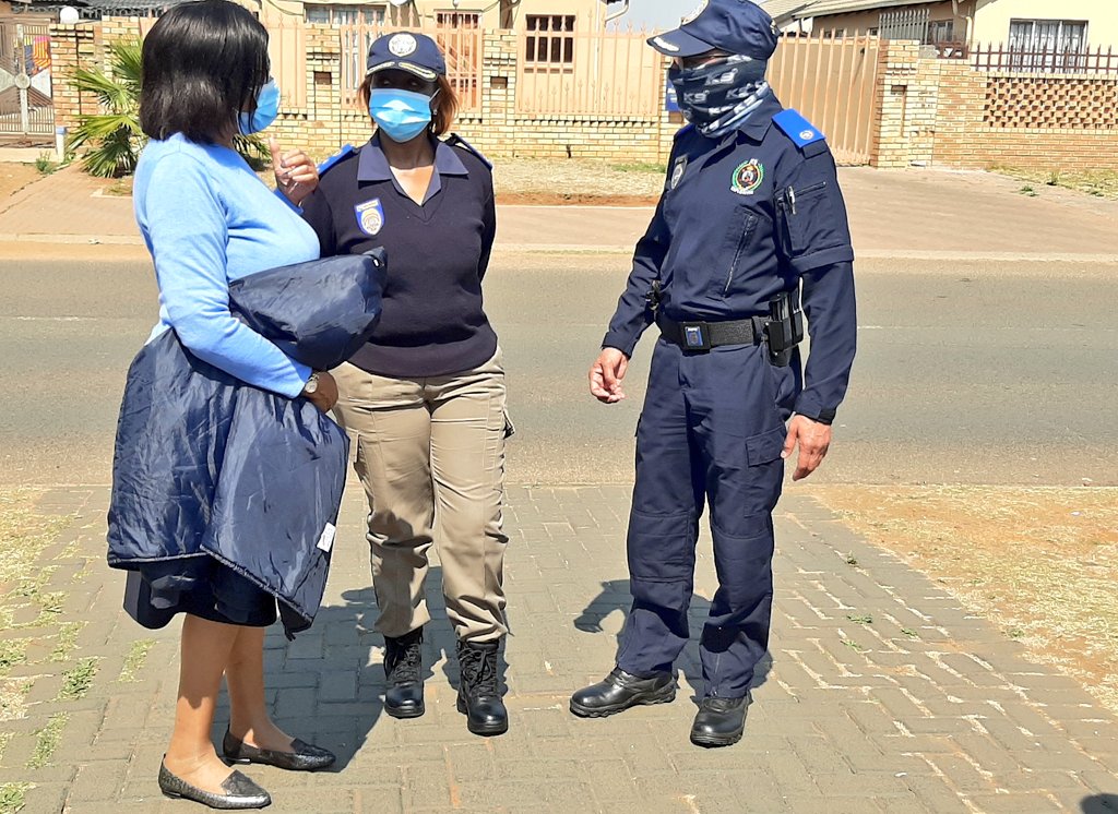JoburgMPD's tweet photo. This afternoon #JMPD Acting Chief A Mokasi &amp; officials joined @MMCMallyMokoena to visit Insp Gugu Masuku in Leondale, following her vicious assault by a male motorist this past weekend. Even after the brutal attack her spirits are up. We wish her a speedy recovery.
#WeServeJoburg https://t.co/Yyx8iefJaA