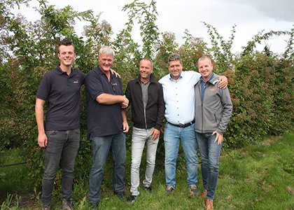 Exclusieve samenwerking Adomex en Frans Verhoeven: dagelijks rozenbottels voor de klok