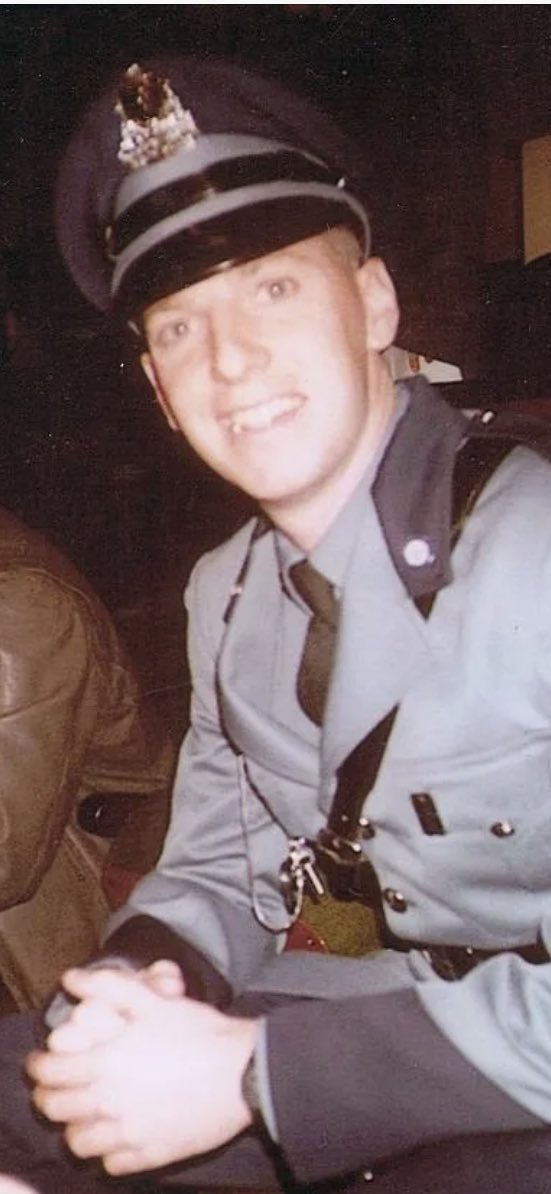 police_boston's tweet photo. Trooper Mark Charbonnier from Ronan Park, Dorchester. Killed in the line of duty September 2, 1994.
Mark’s family and friends are in our thoughts always but especially today as they remember their loved one and mourn the recent loss of his cousin Michael. 💙 https://t.co/hnEATYrMax