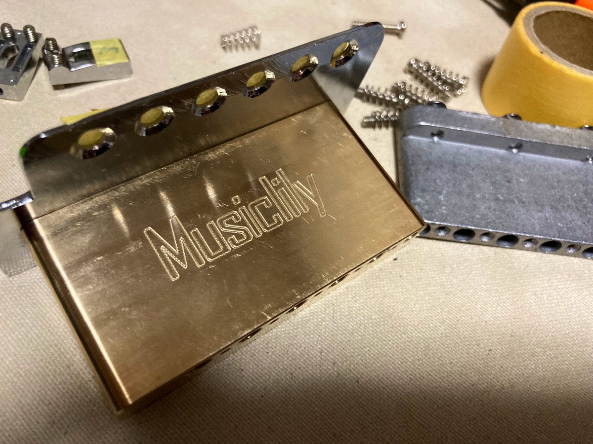 mr_key1029's tweet photo. プレイテックST250改造
変更点
・RawVintageスプリング×5（30g→50g）
・Musiclilyブラス製イナーシャブロック（35g→260g）

この改造でストラトらしい音になればいいなと。他人に見せても恥ずかしくないバックパネルのギターになったw（電池以外） https://t.co/9AIyTvigAr