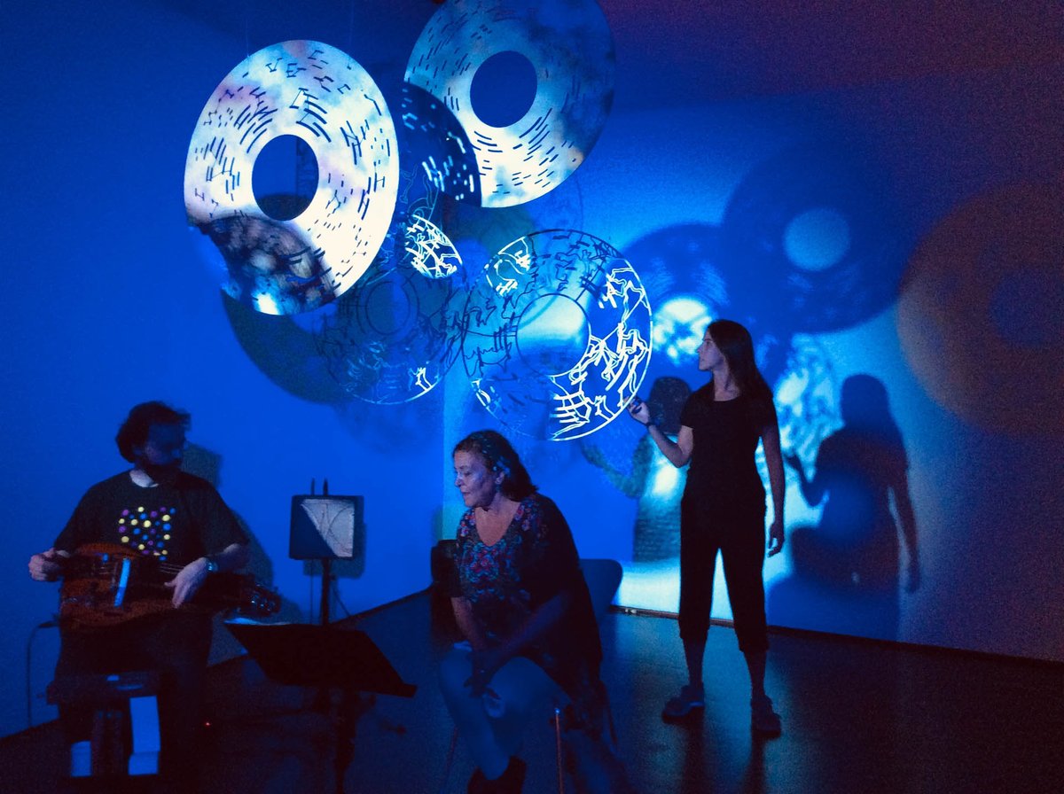 ‘O soño musical dos mapas celestes’ é unha experiencia inmersiva, elaborada ao redor dunha instalación audiovisual da artista <a href="/irenedubrovsky/">Irene Dubrovsky</a>, inspirada nos mapas do cosmos e as distintas maneiras de cartografialo.
📸 <a href="/GermanDiazLopez/">Germán Díaz</a>, <a href="/uxiamusica/">Uxía oficial</a> e Celtia Figueiras no ensaio.