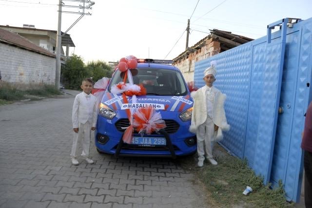 Manisa'nın #Saruhanlı ilçesinde şehit #Jandarma Uzm. Çavuş Şevket Kolonkaya'nın 2 oğlunun sünnet düğününde sünnet otomobili olarak jandarma aracı süslendi. Jandarmanın jesti hem çocukları hem de ailesini mutlu etti.@MevlutOZMENN <a href="/gunesmerv/">Merve Güneş Koçak</a> <a href="/jandarma/">T.C. Jandarma Gn. K</a>