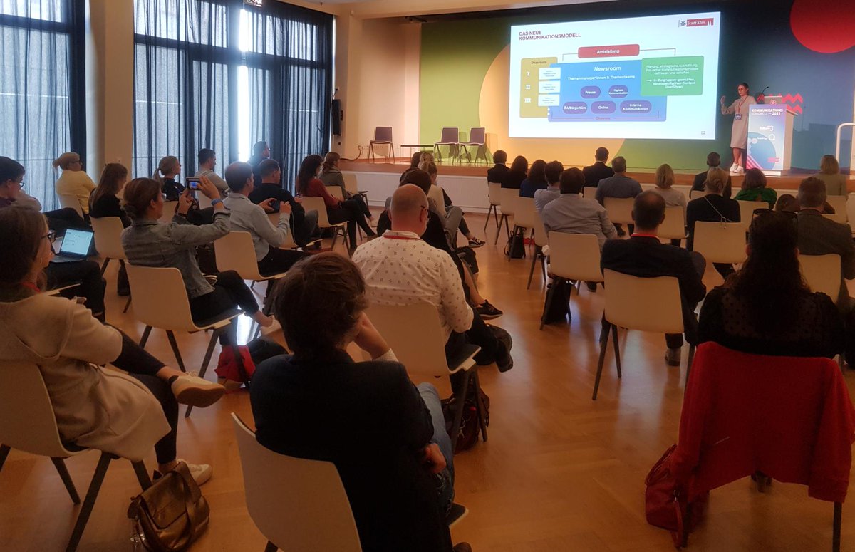 kkongress's tweet photo. Das Thema #Newsroom ist weiter in aller Munde – das zeigt sich auch im großen Interesse am Vortrag von @rena_cgn auf dem #KKongress. Sie erklärt, wie die Stadt @Koeln ihre Social-Media-Kanäle strategisch einsetzt, um Informations- wie Dialoginteressen bedienen zu können. https://t.co/A9m2eafjXU