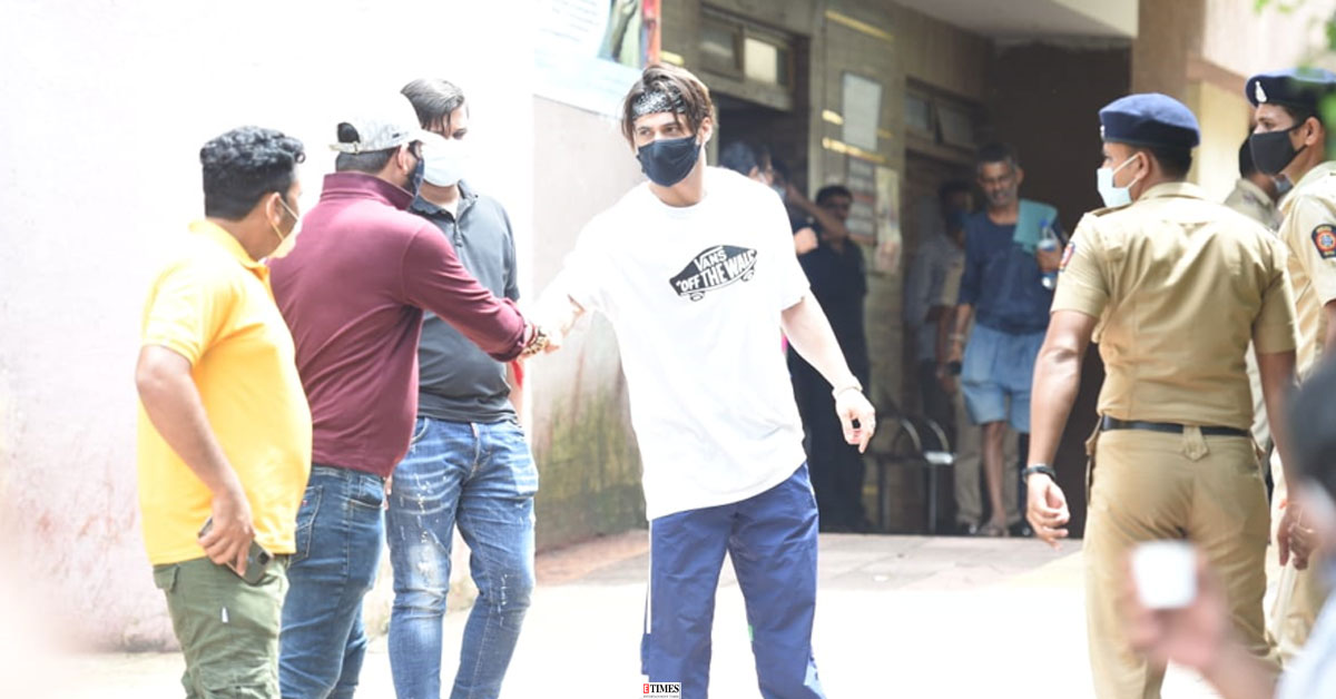 ETimesPhotos's tweet image. #SidharthShuklaDeath: #AsimRiaz, #DevoleenaBhattacharjee, #RahulMahajan and several other celebs visit #CooperHospital #SidharthShuklaTheShiningStar #SidharthShuklaRIP 
For more: bit.ly/3jFE1P8