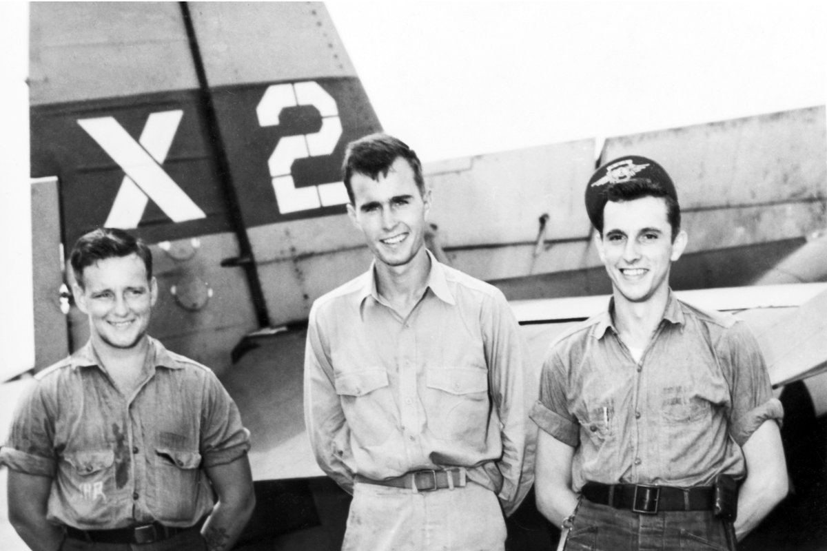 usamm_com's tweet photo. #OTD in 1944, former President George H.W. Bush was shot down by the Japanese. His crew was killed in the attack and Bush was rescued by a submarine after bailing out into the ocean.
#TBT #throwback #throwbackthursday #WWII #georgebush #HWBush #navy #flynavy #military #history https://t.co/skqU06T4xN