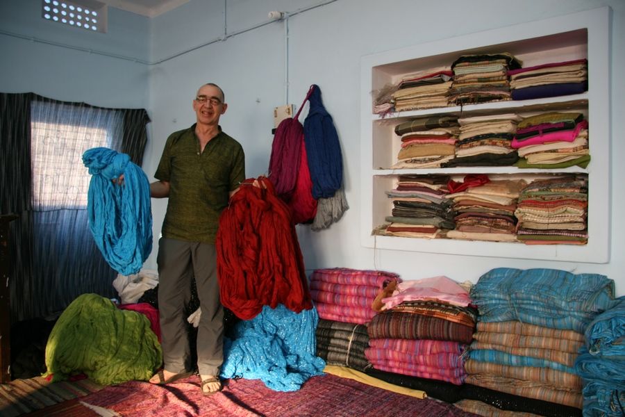 ScarvesYork's tweet photo. In 2004 whilst travelling in India, I met a friend who ran his late fathers local family business, which specialised in buying and selling high end scarves, stoles and shawls. He offered to let me fill my backpack with scarves and so I ended up taking goods back to York. #scarves https://t.co/vc0qKBvpMx