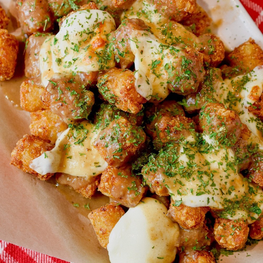 How do you take your tots? We take ours with a side of live music, beer and wine! 😉 You can do the same! Be sure to check out @battleandbrew at Food That Rocks 2021! Buy your tickets now at Foodthatrocks.org and make sure to get your forks ready too! ☺️ #FoodThatRocks