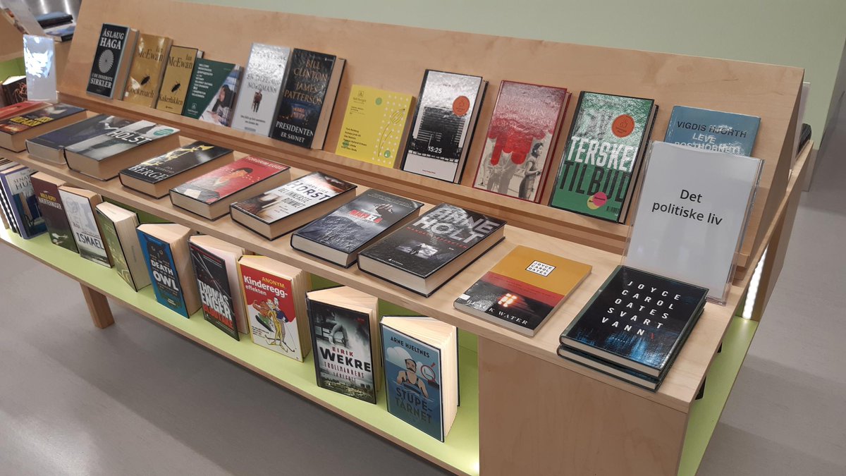 Hvorfor diktes det så lite om det politiske liv i Norge? Vigdis Hjorth og Torgrim Eggen diskuterer i @Studio2_NRK. <a href="/Solvberget/">Sølvberget</a> har funnet flere tegn på politisk liv i sine hyller. Løp og lån! radio.nrk.no/podkast/studio…