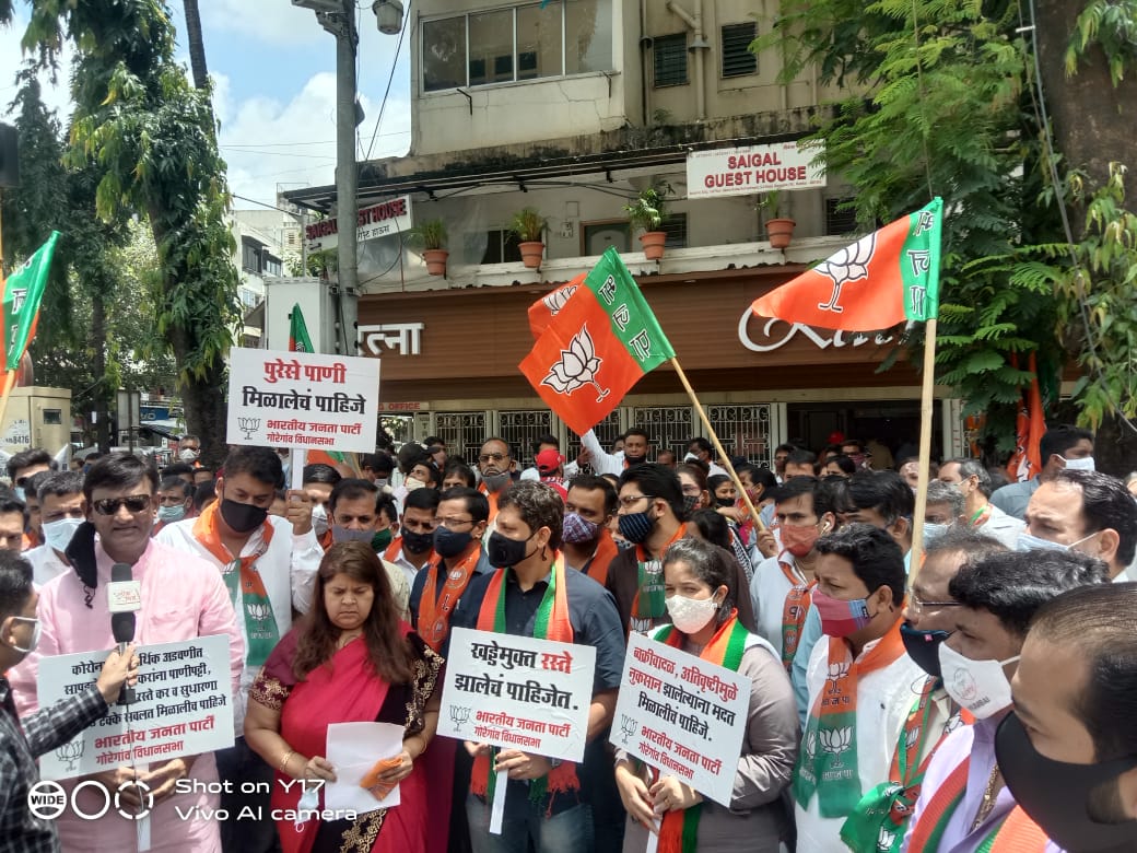 PritiSatam's tweet photo. चलो वार्ड ऑफिस 
    
  भाजपा आमदार विद्या ताई ठाकूर व भाजपा नेते श्री. जयप्रकाशजी ठाकूर यांच्या नेतृत्वाखाली धडक मोर्चा 
सर्वसामान्य जनतेच्या न्याय हक्कासाठी तसेच चक्रीवादळ अतिवृष्टीमुळे नुकसान झालेल्या मुंबईकरांना 
मदत मिळालीच पाहिजे, https://t.co/IoDwiWn18X