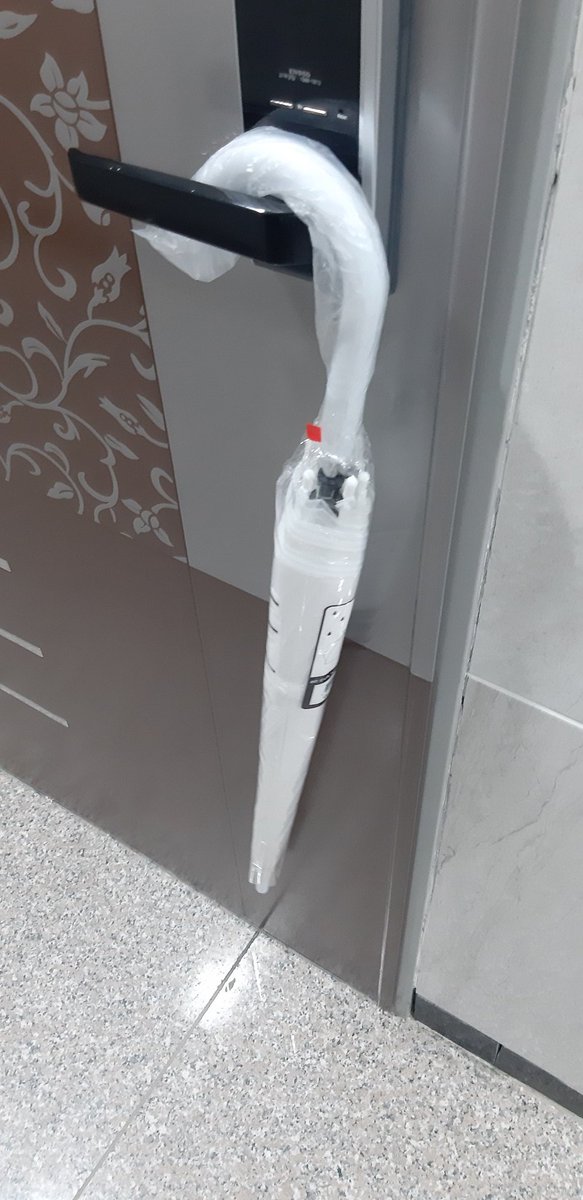 MGC_365's tweet image. 우산가져간사람이 급한대로 일단 쓰고 새우산사서 걸어놨나봄