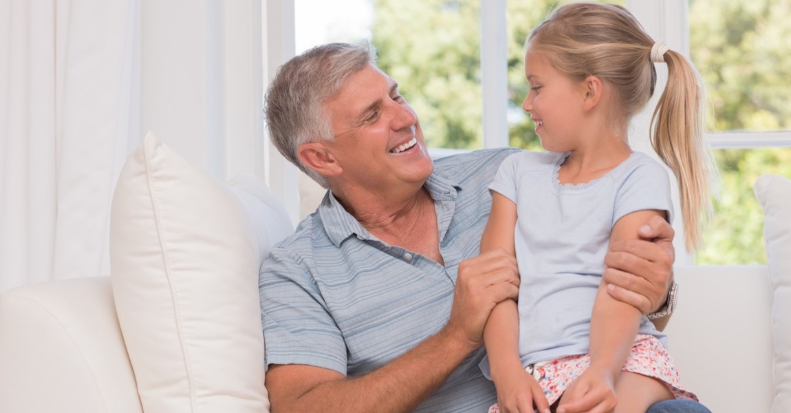 Дедушка с молодой девушкой. Дед т девушку. Пожилой мужчина и девушка. Девочка с дедушкой. Маленькая девочка и старик.
