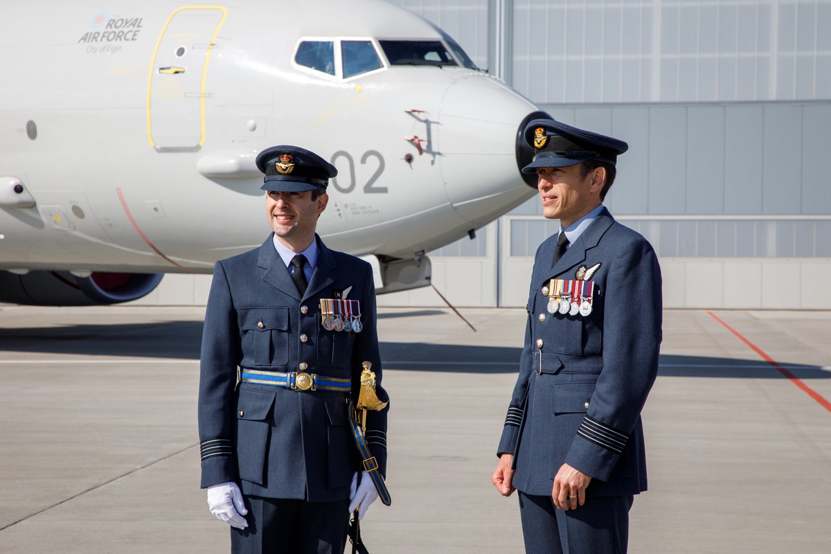 📢 #TeamLossie would like to bid a fond farewell to Wg Cdr Hanson who departs his post as Officer Commanding CXX Sqn.

Replacing him as the Squadron’s new OC is Wg Cdr Livesey. 🤝

Welcome to #TeamLossie! 

#ProtectingTheSeas