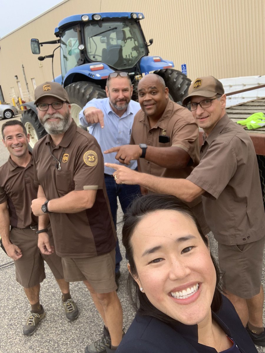 Just ran into Chad at the Shakopee Center in the great state of Minnesota!  Join me in congratulating him on his 25 year #CircleOfHonor patch!  Wow!  What an accomplishment!  <a href="/UPSers/">UPSers</a> <a href="/NP_UPSers/">Northern Plains</a>